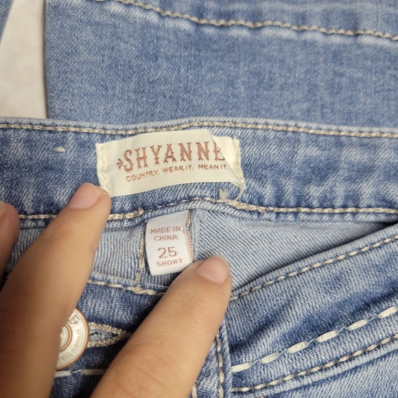 Shyanne Bootcut Jeans Women’s Size 25 Short Light Wash Embroidered Pockets - Picture 5 of 9